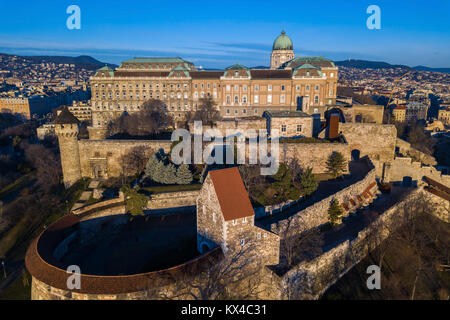 Budapest, Ungarn - Luftaufnahme von Buda Castle Royal Palace in den frühen Morgenstunden mit klaren blauen Himmel Stockfoto