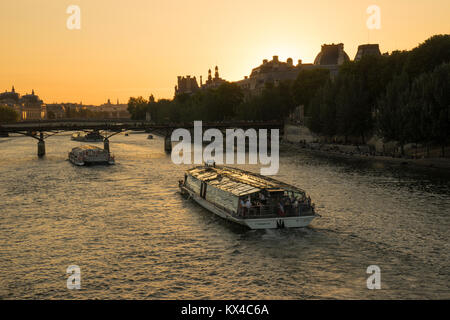 Hinunter, der Seine bei Sonnenuntergang mit Ausflugsbooten in ansehen und auch das Musée d'Orsay auf der linken und auf der rechten Seite des Louvre, Paris, Frankreich Stockfoto