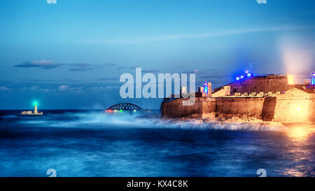 Valletta, Malta: Fort St. Elmo, Forti Sant Lermu bei Nacht Stockfoto