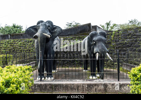 Zwei lebensgroße Mauerwerk schwarzen Stein Elefanten Skulptur in Madikeri Fort in Coorg Karnataka, Indien Stockfoto