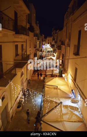 Beleuchtung Dekorationen auf einer Straße in der Altstadt von Bari, Apulien - Italien Stockfoto