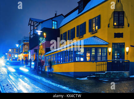 Der laugavegur Street während eines Schneesturmes am späten Abend, Reykjavik, Island. Getonten Bild Stockfoto