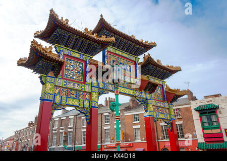 Liverpool, Merseyside, UK - 20. Februar 2009: Kunstvoll gewölbten Gateway nach Liverpool Chinatown in Nelson Street Stockfoto