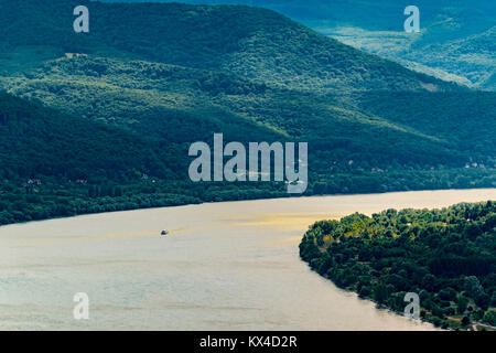 Panoramablick auf die Landschaft, der Fluss, kleine Boot und Berge, hohen Winkel. Malerischer Blick auf Donau, Boot vorbei und Pilis-bergen, Visegrád, Ungarn. Stockfoto