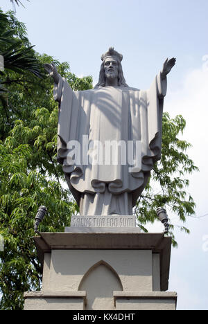 Skulptur von Christus in der Nähe von Kathedrale in Jakarta, Indonesien Stockfoto