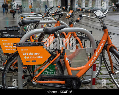 WIEN, ÖSTERREICH - 04. DEZEMBER 2017: Leihfahrräder an der Online-Fahrradabholung einer Donkey Republic Stockfoto