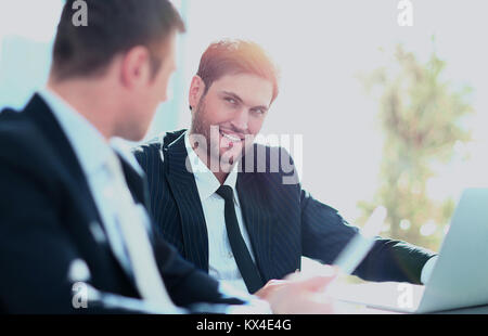 Zwei Geschäftsleute über Aufgaben im Büro sitzen. Stockfoto
