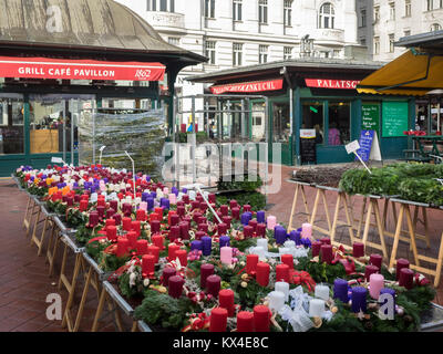 WIEN, ÖSTERREICH - 04. DEZEMBER 2017: Blumenstand am Naschmarkt Stockfoto