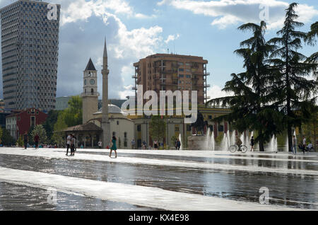 ALBANIEN, Tirana, zentraler Skënderbej-Platz mit der Skenderbej-Skulptur des Nationalhelden und der et’hem Bey-Moschee aus der Okkupation der Ottomanen / ALBANIEN, Tirana, zentraler Skanderbeg Platz mit der et’hem-Bey-Moschee Stockfoto