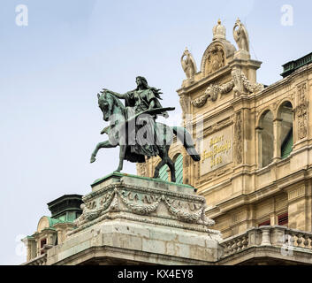 WIEN, ÖSTERREICH - 04. DEZEMBER 2017: Statue eines von Eratos zwei geflügelten Pferden (von Ernst Hähnel) an der Hauptfassade der Wiener Staatsoper Stockfoto