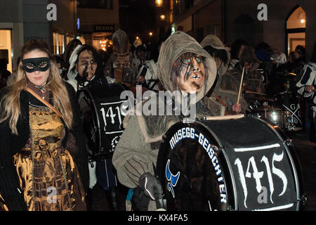 Seltsame Zeichen mit fantastischen Masken und Kostüme Parade entlang der schmalen Straßen während der Fasnacht in Luzern, Schweiz Stockfoto