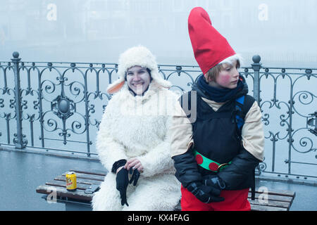 Menschen nehmen an den Karnevalsumzug in Luzern, Schweiz. Stockfoto