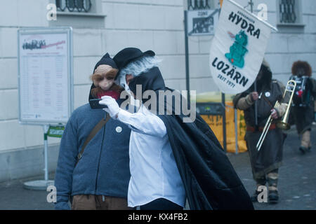 Nicht identifizierte Personen nehmen an den Karnevalsumzug in Luzern, Schweiz. Stockfoto