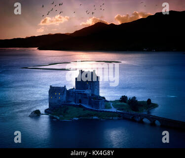 GB - Schottland: Eilean Donan Castle und Loch Duich bei Sonnenuntergang Stockfoto