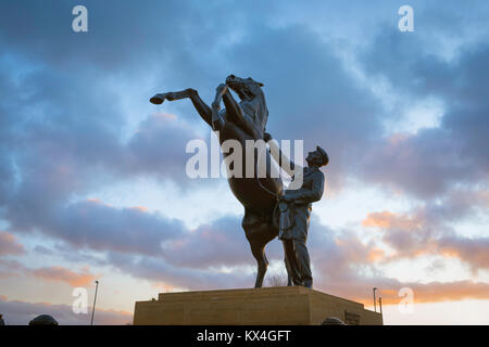 Newmarket racing Suffolk, die Newmarket Hengst Statue - ein markantes Wahrzeichen in der Nähe des Eingangs der berühmten pferderennbahn Suffolk, Großbritannien stationiert. Stockfoto