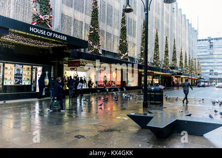 Die Oxford Street, London, House of Fraser Department Store, Shop mit Weihnachtsschmuck, xmas Bäume und Januar Verkauf Zeichen Stockfoto