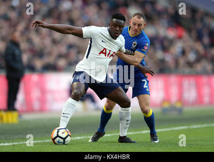 Tottenham Hotspur ist Victor Wanyama (links) und der AFC Wimbledon Barry Fuller Kampf um den Ball während der Emirates FA Cup, dritte Runde im Wembley Stadion, London. Stockfoto