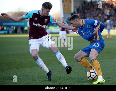 West Ham United Reece Burke (links) und von Shrewsbury Town Alex Rodman Kampf um den Ball während der Emirates FA Cup, dritte Runde in Montgomery Wasser Wiese, Shrewsbury. Stockfoto