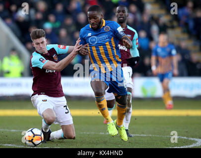 West Ham United Reece Burke reagiert auf eine Herausforderung von Shrewsbury Town während der Emirate FA Cup, dritte Runde in Montgomery Wasser Wiese, Shrewsbury. Stockfoto