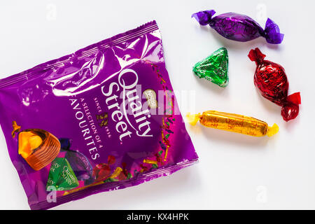 Paket von Quality Street eine Auswahl von 4 Favoriten Schokolade von Nestle - die Lila, das grüne Dreieck, Toffee finger & Strawberry Delight Stockfoto