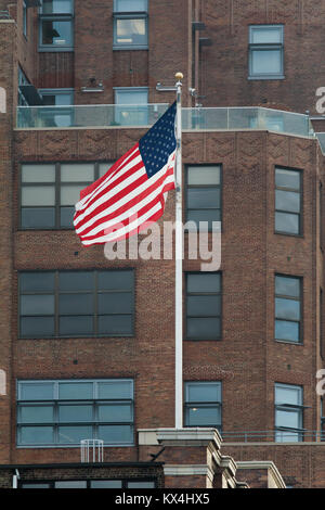 Amerikanische Flagge auf der braunes Ziegelgebäude Stockfoto