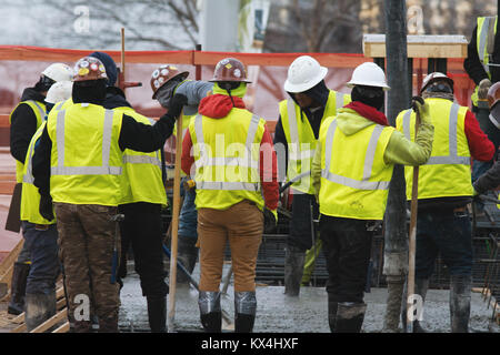 Gruppe der Bauarbeiter auf der Baustelle Stockfoto