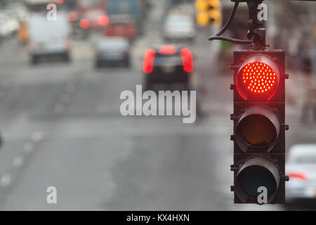 Ampel in der Stadt mit dem roten Signal auf dem Hintergrund der Straße Stockfoto