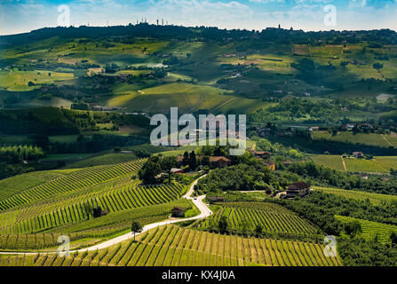 Breites Panorama der Langhe rregion in Norditalien mit Weinbergen und grinzane Schloss Stockfoto