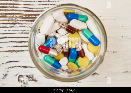 Pillen im Glas Stockfoto