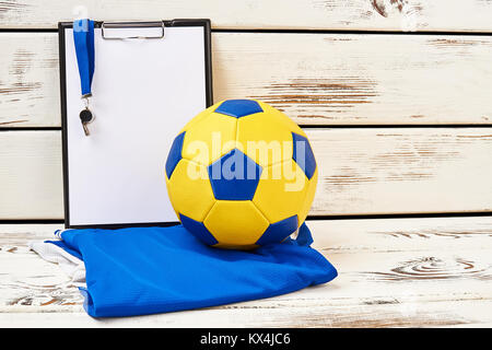 Fußball Ausrüstung und Trainer Zwischenablage Stockfoto