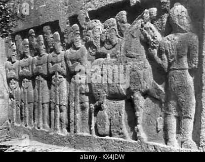 Historische Persien (Iran) im Jahr 1935 - Archäologie - SCHAPUR - eine geschnitzte Tablet mit den Sattel Pferd von Schapur I. und seine Soldaten Stockfoto