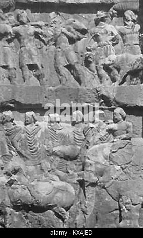 Historische Persien (Iran) im Jahr 1935 - Archäologie - SCHAPUR - eine geschnitzte Tablet mit Tribut Träger Stockfoto