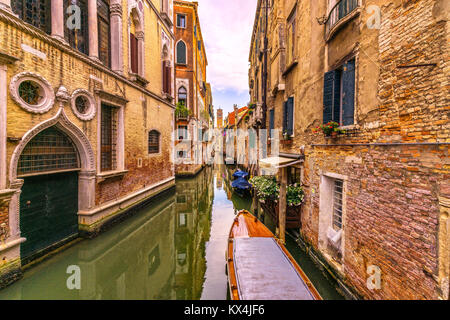 Venedig-Stadtbild, schmale Wasserkanal, Campanile Kirche auf Hintergrund und traditionellen Gebäuden. Italien, Europa. Stockfoto