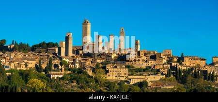 Mittelalterliche Stadt San Gimignano Türme Skyline und die Landschaft Panorama. Toskana, Italien, Europa. Stockfoto