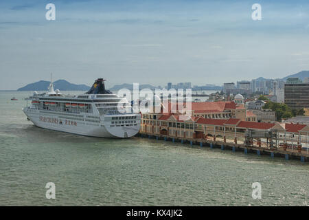 GEORGETOWN, MALAYSIA - 28. JANUAR 2011: Hafen von Georgetown mit Kreuzfahrtschiff am 28 Januar, 2011 in Penang, Malaysia Stockfoto