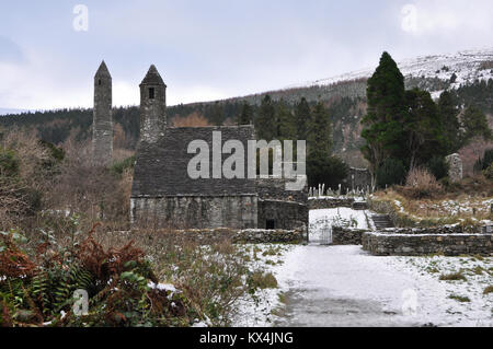 Winterliche Szene in der Klosterstadt von Glendalough in den Wicklow Hochland entlang Irlands alte Osten Touring Route. Stockfoto