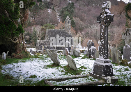 Winterliche Szene in der Klosterstadt von Glendalough in den Wicklow Hochland entlang Irlands alte Osten Touring Route. Stockfoto