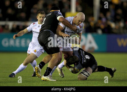 Exeter Chiefs Jack Yeandle wird von Newcastle Falcons Josh Matavesi und Mark Wilson während der Aviva Premiership Gleichen bei Kingston Park, Newcastle in Angriff genommen. Stockfoto