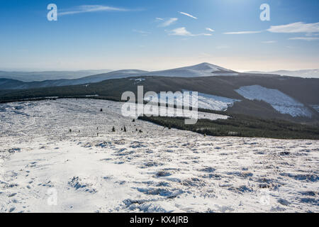 Blick auf Snow-Covered Wicklow Hochland an sonnigen Wintertag in Irland Stockfoto