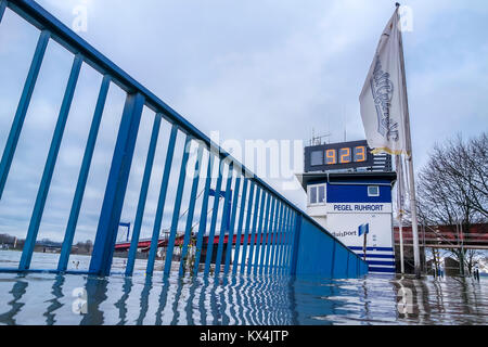 DUISBURG/Deutschland - 08. Januar 2017: Die überschwemmung Wasserzeichen ist Klettern über 9 Meter in Ruhrort Stockfoto