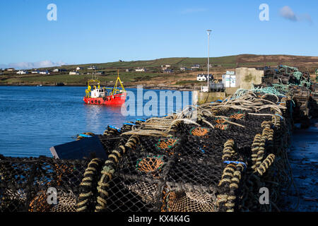 Fischerboote am Kai in Portmagee, County Kerry, Irland Stockfoto