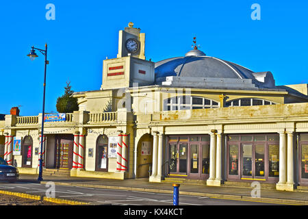 Die Grand Pavilion in Porthcawl. Dieses klassische Beispiel für eine Art déco-Gebäude ist immer noch im regelmäßigen Einsatz als Theater- und Veranstaltungshalle. Stockfoto