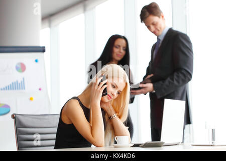 Junge süße Geschäftsfrau telefonieren im Büro Stockfoto
