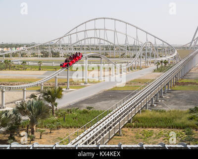 Abu Dhabi, Vereinigte Arabische Emirate - Februar 5,2012: Formel Rossa, die schnellste Achterbahn der Welt in Ferrari World Vergnügungspark auf Yas Insel Stockfoto