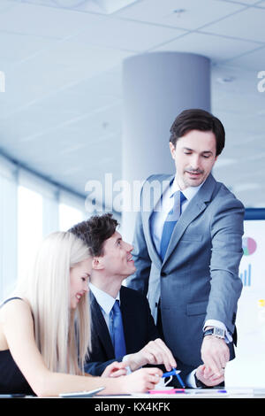 Teamwork von Geschäftsleuten, die Erörterung im Büro Stockfoto