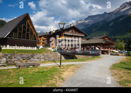 Les Diablerets, Schweiz - Juli 11,2015: Tolles Gebäude aus Holz in Les Diablerets, Schweiz Les Diablerets, ein wichtiges Zentrum für Abenteuer s Stockfoto