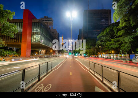 Paulista Avenue und MASP (Sao Paulo) bei Nacht - Sao Paulo, Brasilien Stockfoto