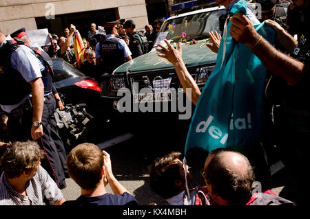 September 20, 2017 - Barcelona, Katalonien, Spanien - Pro-unabhängigkeit Unterstützer blockieren den Weg zu einem Fahrzeug der spanischen Polizei Guardia Civil schließen Stockfoto