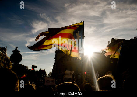 Oktober 21, 2017 - Barcelona, Katalonien, Spanien - ein estelada oder pro-unabhängigkeit Flagge während einer demonstartion fordern Freiheit für Katalanisch politischen p Stockfoto