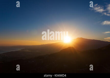 Sonnenuntergang über dem Vulkan Ätna und den Golf von Catania von Taormina, Sizilien, Italien, Europa Stockfoto